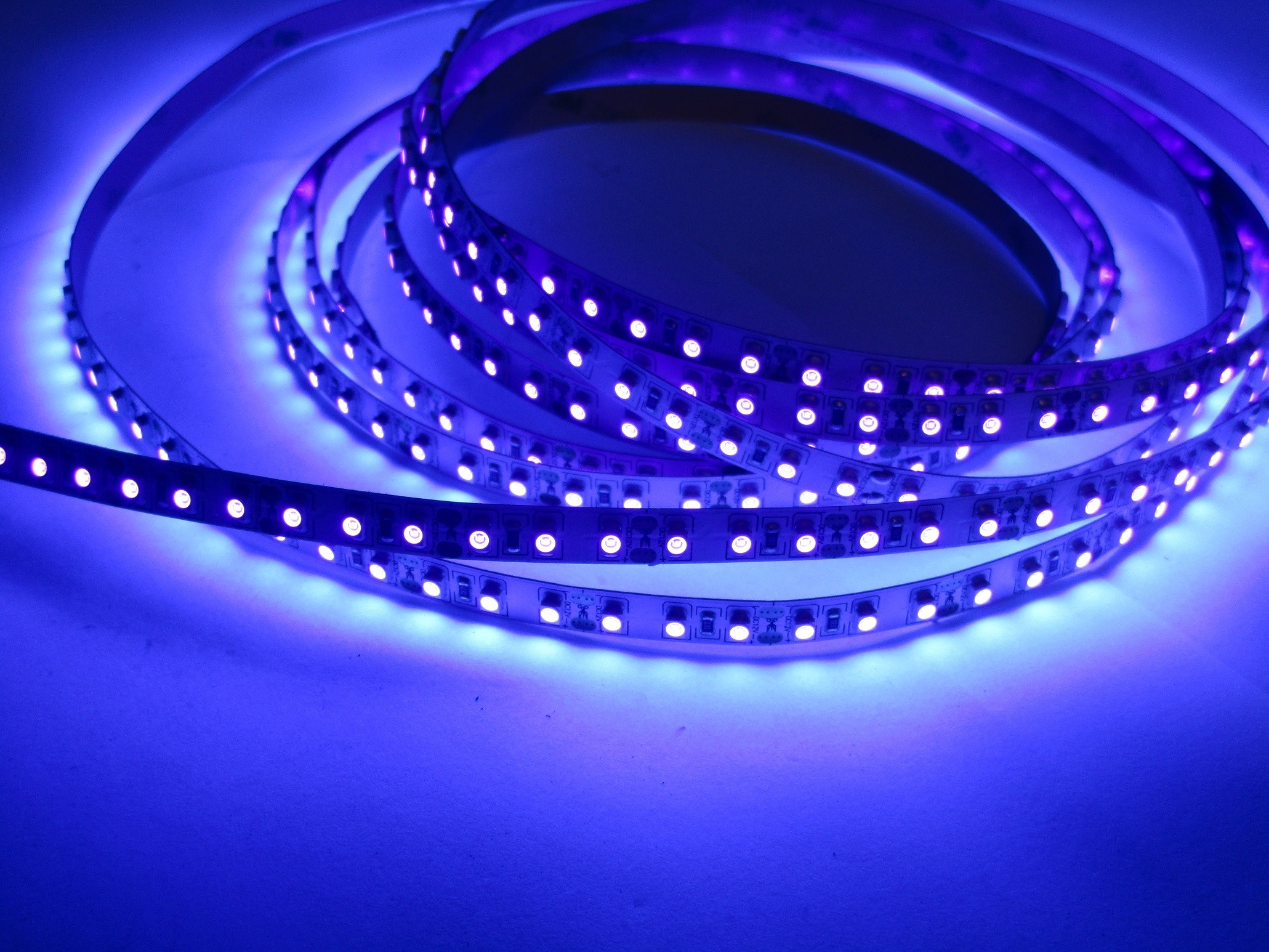 Ulisem 5M UV Ruban LED, Bande LED Lumière Noire,Triomphe 12V 2835 Bandeau LED  Lumière Violette